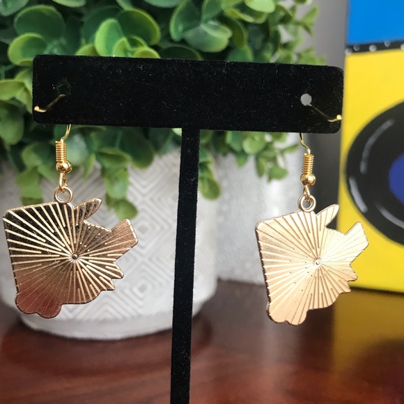 PICK 2 ANY FOR 20!✨Gold enamel Pikachu Gameboy Pokémon earrings!✨⚡️ - Picture 2 of 5